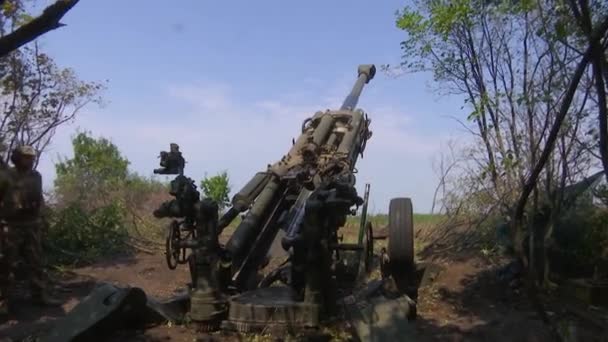 ウクライナのハリコフ 2022年8月2日 ウクライナ軍は最前線でM 777榴弾砲を発射する ウクライナとロシアの間の本当の戦争 ロシアがウクライナを攻撃 — ストック動画
