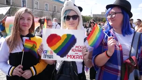 Kharkiv Oekraïne September 2019 Meisjes Heldere Kostuums Met Een Poster — Stockvideo