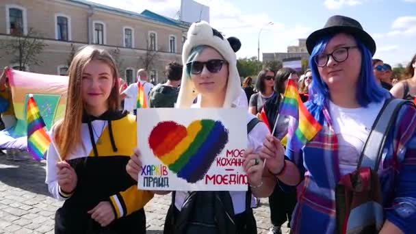 ハリコフ ウクライナ 2019年9月15日 明るい虹の心の形でポスターと明るい衣装の女の子私の愛はプライド Lgbtの行進中の私の個人的な話です 平等な権利のための闘争 — ストック動画