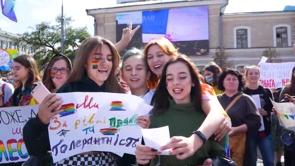 Kharkiv Oekraïne September 2019 Meisjes Met Regenboogvlaggen Met Een Poster — Stockvideo