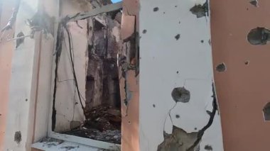 Ukrayna 'nın bir şehrinde topçu bombardımanı sonucu yıkılan bir bina. Rusya Ukrayna 'ya saldırdı ve barış dolu şehirleri bombalıyor, binaları ve evleri yok ediyor. Rus saldırganlığı ve yıkımı