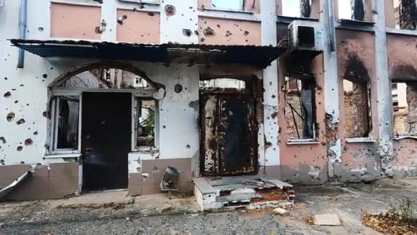 一座在俄军袭击乌克兰城市后被毁的建筑物 2022年战争期间的破坏 俄罗斯袭击了乌克兰 俄罗斯正在轰炸和平的城市 破坏和伤亡 — 图库视频影像