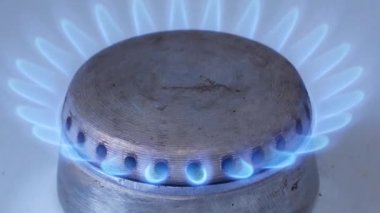 Mutfaktaki gaz ocağı yanıyor. Tüketiciler için doğal gaz. Doğal gaz ihracatı. Doğalgazın artan fiyatı