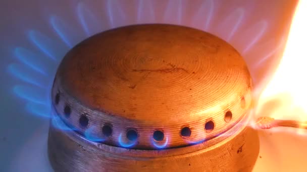 Matchen Antänder Naturgas Gasbrännare Gas Köket För Matlagning Och Uppvärmning — Stockvideo