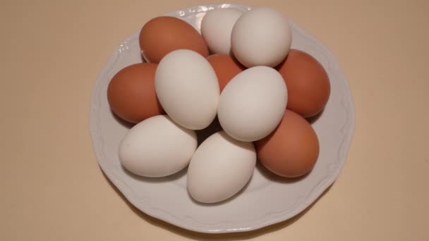 Πολλά Λευκά Και Καφέ Αυγά Κοτόπουλου Βρίσκονται Ένα Πιάτο Στο — Αρχείο Βίντεο
