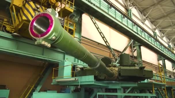戦車の砲塔と戦車の銃口がクローズアップされています 重武器 工場のタンクのアセンブリ 武器の生産 2022年のロシア ウクライナ戦争 ロシアが攻撃した — ストック動画