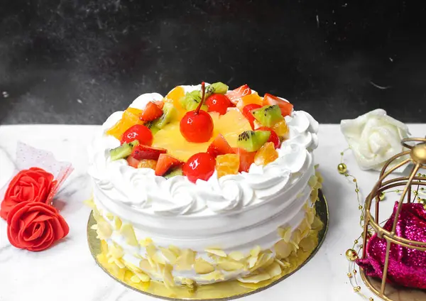 Bolo Aniversário Bolo Aniversário Branco Com Frutas Frescas — Fotografia de Stock