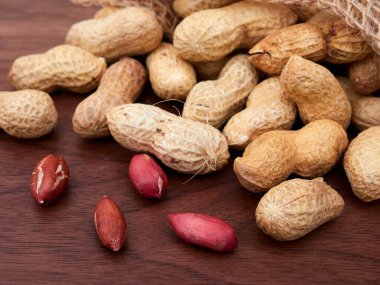 Çuvalda çiğ fıstık, pişmemiş, tuzlanmamış. Ceviz masasında.