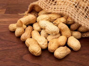 Çuvalda çiğ fıstık, pişmemiş, tuzlanmamış. Ceviz masasında.