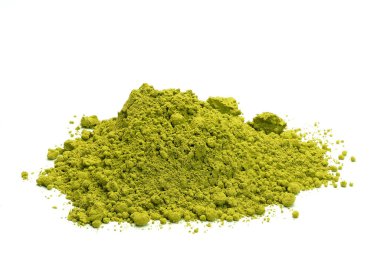 Beyaz arkaplanda bir yığın kibrit tozu yakın plan görüntüsü