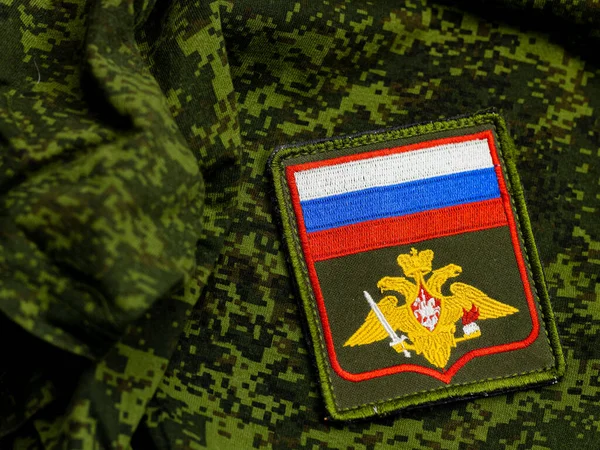 Orosz Fegyveres Erők Emblémája Álcázási Háttérrel Oroszország Ukrajnai Inváziója Idején — Stock Fotó