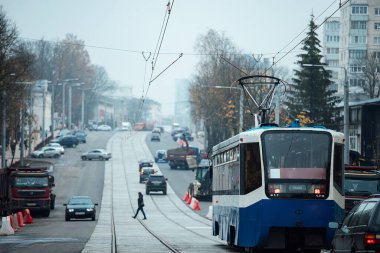 Şehir caddesi boyunca eski moda mavi bir tramvay yolculuğu. Elektrikli demiryolu toplu taşıma. Çevre dostu tramvay. Yeni binaların alanı