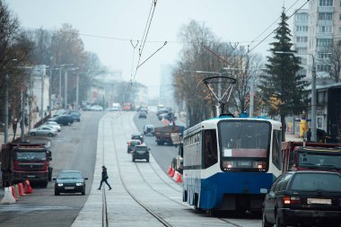 Şehir caddesi boyunca eski moda mavi bir tramvay yolculuğu. Elektrikli demiryolu toplu taşıma. Çevre dostu tramvay. Yeni binaların alanı