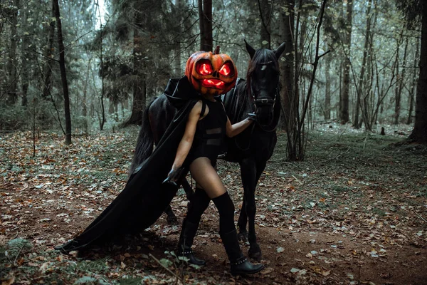 Maska Podobě Dýně Planoucíma Očima Děsivý Dívčí Kostým Halloween Jezdec — Stock fotografie