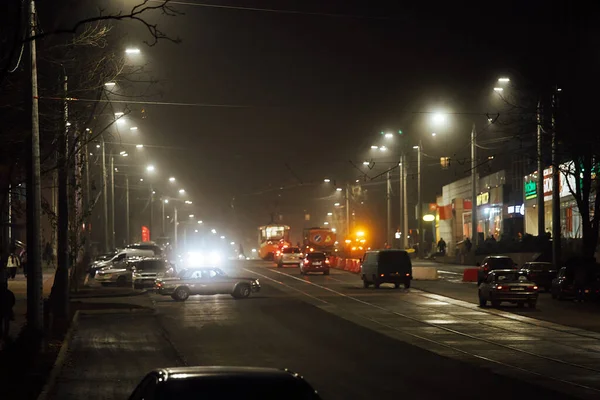 Opustoszała Nocna Ulica Deszczu Mglista Droga Wieczorna Świetle Latarni Reflektorów — Zdjęcie stockowe
