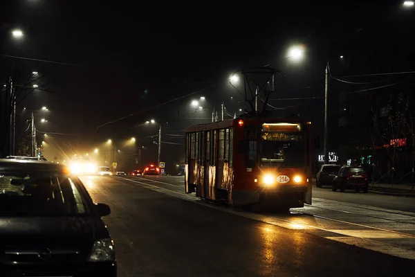 Een Verlaten Nachtstraat Regen Mistige Avondweg Het Licht Van Lantaarns — Stockfoto