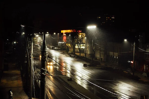 雨の後に捨てられた夜の街 ランタンの光の中で霧の多い夜の道路や通過車のヘッドライト 一つの都市トラム — ストック写真