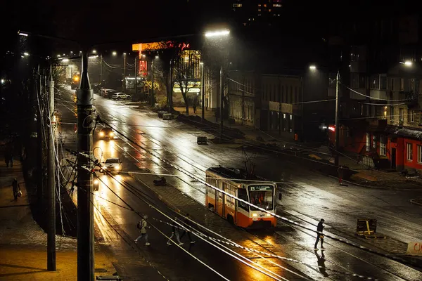 Пустынная Ночная Улица После Дождя Туманная Вечерняя Дорога Свете Фонарей — стоковое фото