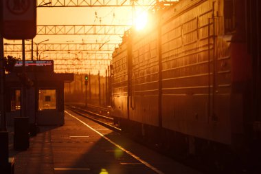 Tren peronu gün batımında. Terk edilmiş bir tren istasyonu. Gün batımında güneşin güzel altın ışığı. trenle yolculuk zamanı