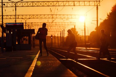 Tren peronu gün batımında. Terk edilmiş bir tren istasyonu. Gün batımında güneşin güzel altın ışığı. trenle yolculuk zamanı