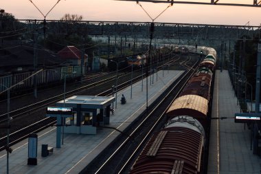 Tren peronu gün batımında. Terk edilmiş bir tren istasyonu. Gün batımında güneşin güzel altın ışığı. trenle yolculuk zamanı