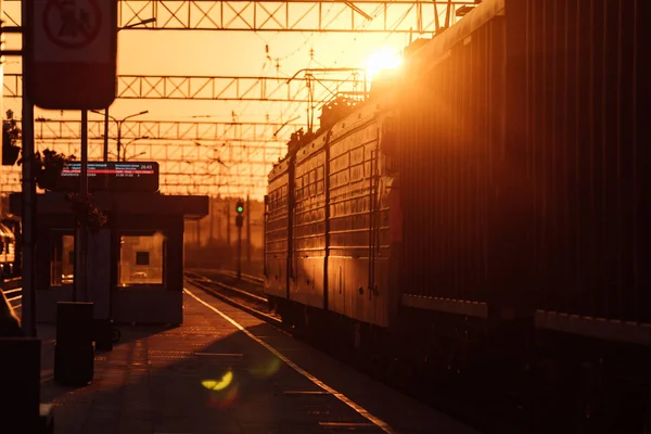 Tren peronu gün batımında. Terk edilmiş bir tren istasyonu. Gün batımında güneşin güzel altın ışığı. trenle yolculuk zamanı