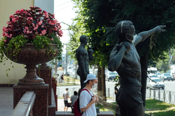 Statue Medical Mask Performance Coronavirus Pandemic Monument Protective Mask Its — Stock Photo, Image