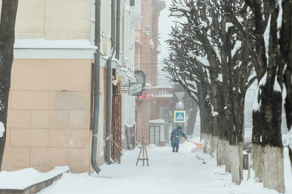 Eine Frau Schnee Geht Die Straße Hinunter — Stockfoto