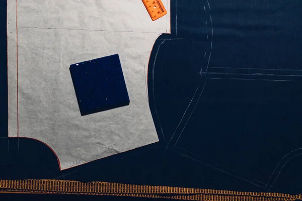 Moda Tasarımcısı Sürme Kağıdındaki Desenlerin Hatlarını Özetliyor Kumaşa Sabun Tebeşirle — Stok fotoğraf