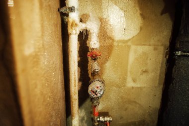 Su sayacı dondu. Son derece düşük sıcaklık su borularına zarar verdi. İklim felaketi. Konut binalarında ısıtma sorunu var. Kablolarda buz