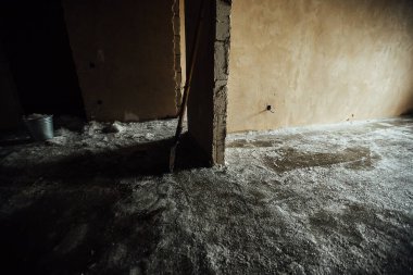 Bir yerleşim yerindeki ısıtma sistemi bozuldu. Evin duvarları içeriden don ve buzla kaplıydı. Dondurucu bir ev. Isıtma istasyonunda kaza oldu.