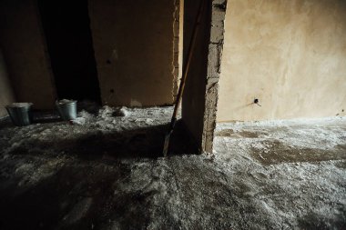 Bir yerleşim yerindeki ısıtma sistemi bozuldu. Evin duvarları içeriden don ve buzla kaplıydı. Dondurucu bir ev. Isıtma istasyonunda kaza oldu.