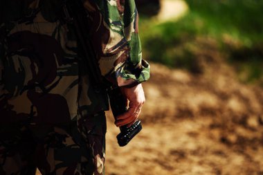 Silah, özel kuvvetler askerinin kemerinde. Seçkin bir askerin modern savaş donanımı