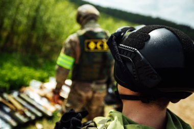 Silah, özel kuvvetler askerinin kemerinde. Seçkin bir askerin modern savaş donanımı