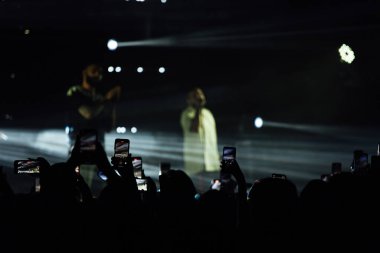 Hayranlar konseri telefonlarıyla kaydediyorlar. Hatıra olarak en sevdiğiniz müzisyenlerin fotoğraflarını çekin.