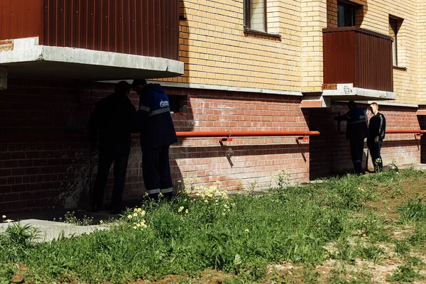 Serviço Gás Repara Tubo Casa Trabalhadores Uniformes Azuis Verificar Estado — Fotografia de Stock