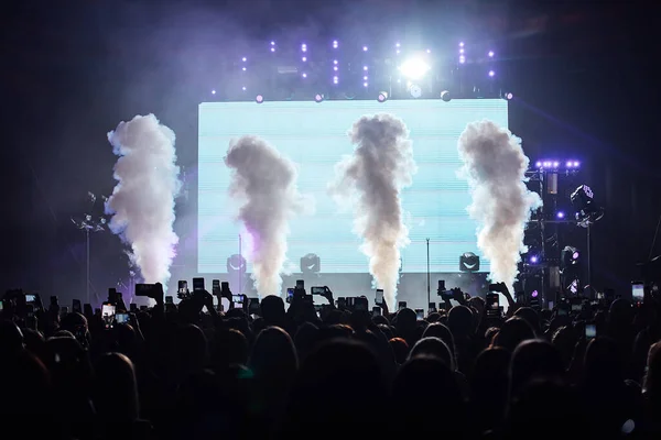 Bir konserde duman makinesi. Duman topları dumandan sütunlar oluşturur. Seyirciler için bir müzik konserinde özel efektler. Salonda dans ediyorum.