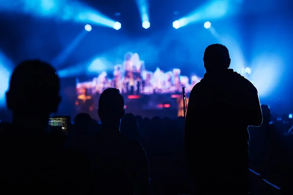 Silhouette Des Publikums Bei Einem Musikkonzert Tanzt Und Applaudiert Das — Stockfoto