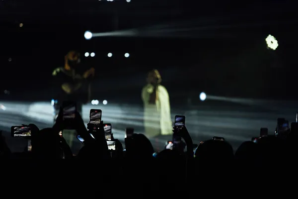 Fani Nagrywają Koncert Przez Telefon Róbcie Zdjęcia Ulubionym Muzykom Pamiątkę — Zdjęcie stockowe