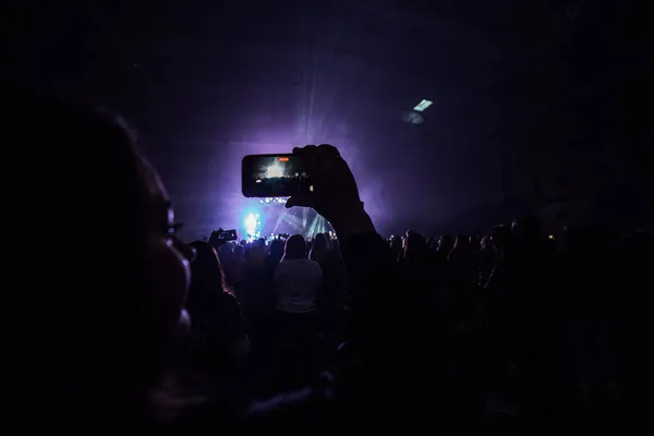 팬들은 콘서트를 휴대폰으로 촬영하고 있습니다 기념품으로 음악가들의 사진을 찍는다 — 스톡 사진