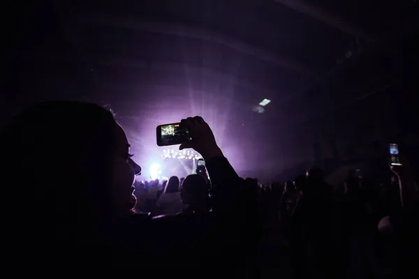 팬들은 콘서트를 휴대폰으로 촬영하고 있습니다 기념품으로 음악가들의 사진을 찍는다 — 스톡 사진