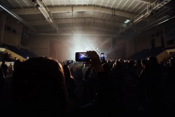 Fans Filmen Das Konzert Mit Ihrem Handy Fotografieren Sie Ihre — Stockfoto