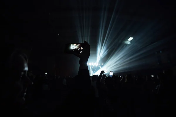 Fãs Estão Filmar Concerto Telemóvel Tirar Fotos Seus Músicos Favoritos — Fotografia de Stock