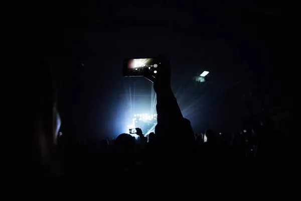 Fãs Estão Filmar Concerto Telemóvel Tirar Fotos Seus Músicos Favoritos — Fotografia de Stock