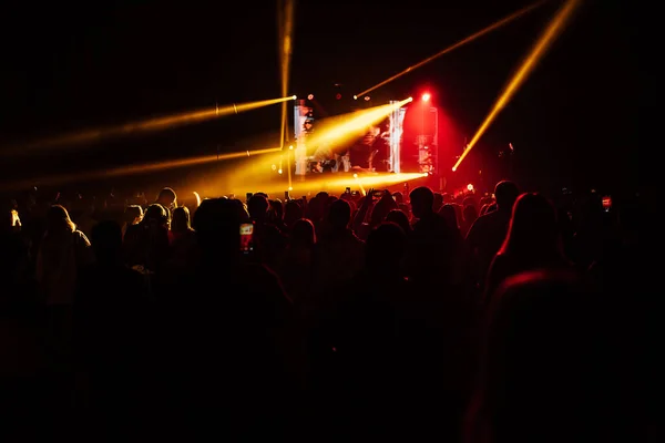 Glückliche Fans Einer Musikgruppe Tanzen Bei Einem Konzert Das Grelle — Stockfoto