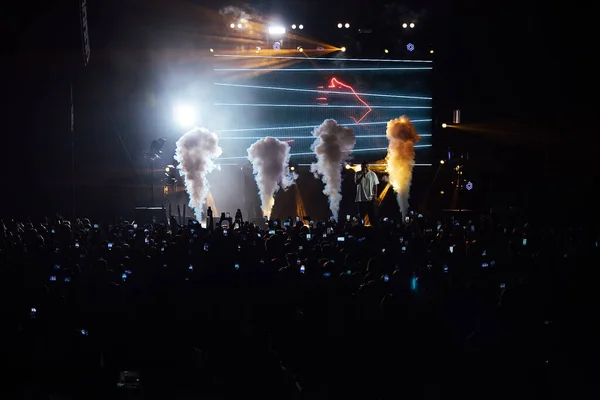 Uma Máquina Fumo Num Concerto Canhões Fumaça Geram Colunas Fumaça — Fotografia de Stock