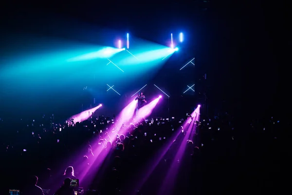공연중에 연기를 피우는 기계라니 대포는 기둥을 만든다 관중을 음악회 에서의 — 스톡 사진