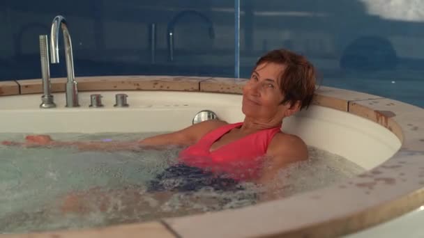 Video Starší Žena Relaxační Whirlpoolu Luxusní Výletní Lodi — Stock video