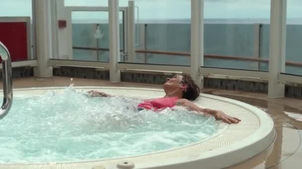 Video Mature Woman Relaxing Whirlpool Luxury Cruise Ship — Stock Video