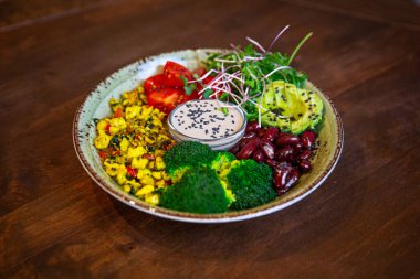 Ağız sulandıran vejetaryen yemeği masada, vejetaryen yemeği.